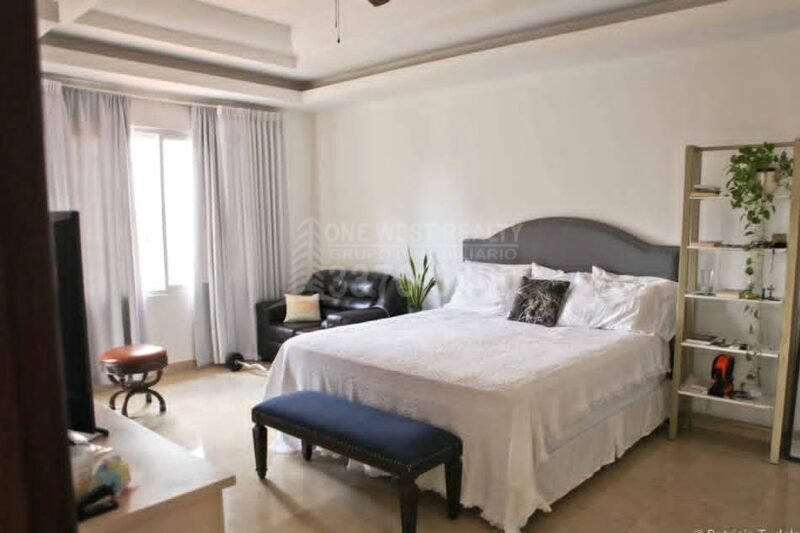 Casa-en-venta-Merendon-Hills-Bed-1-1-scaled-1 Stunning Luxury Home with Pool in Merendon Hills – Prime Location