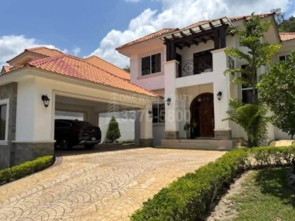 Stunning Luxury Home with Pool in Merendon Hills – Prime Location