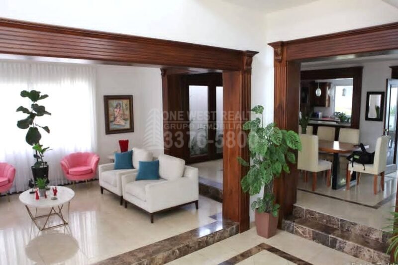 Casa-en-venta-Merendon-Hills-Foyer-scaled-1 Stunning Luxury Home with Pool in Merendon Hills – Prime Location
