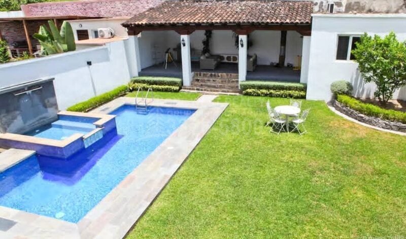 Casa-en-venta-Merendon-Hills-pool-area-scaled-1 Stunning Luxury Home with Pool in Merendon Hills – Prime Location