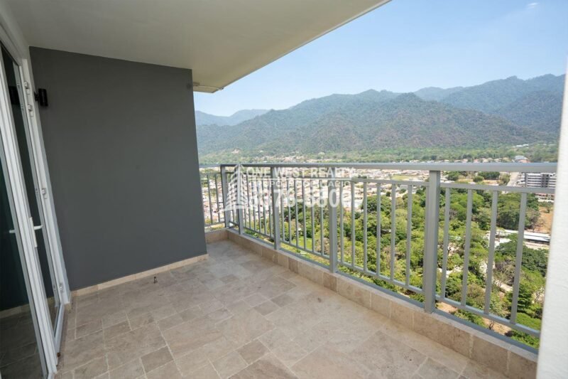 Igvanas-Tara-Codominios-by-One-West-Realty-Balcon-scaled-1 Moderno Condominio en Venta en San Pedro Sula