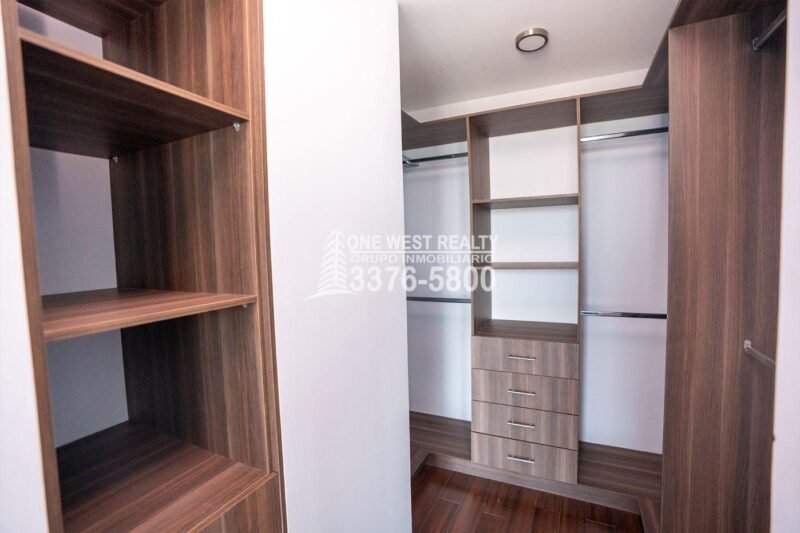 Igvanas-Tara-Codominios-by-One-West-Realty-Walk-in-Closet-scaled-1 Condominio de Lujo en Igvanas Tara | Unidad 73A, Séptimo Piso