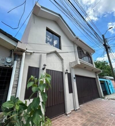 Casa de dos niveles en venta con terraza en El Roble, San Pedro Sula
