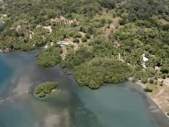 Terreno de 9 acres en venta en José Santos Guardiola, Roatán